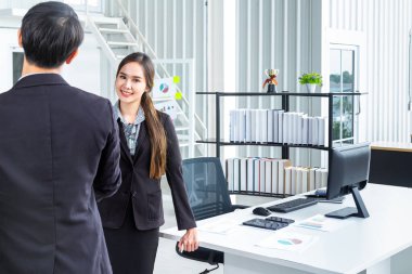 Genç Asyalı İşadamları modern ofis içinde ticaret önerileri üzerinde anlaşmak için finansal iş konseptinden bahsediyorlar..