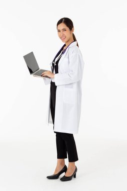 Beyaz önlüklü çekici bir kadın doktor portresi beyaz arka planda tıbbi ya da bilimsel sağlık konsepti hakkında.