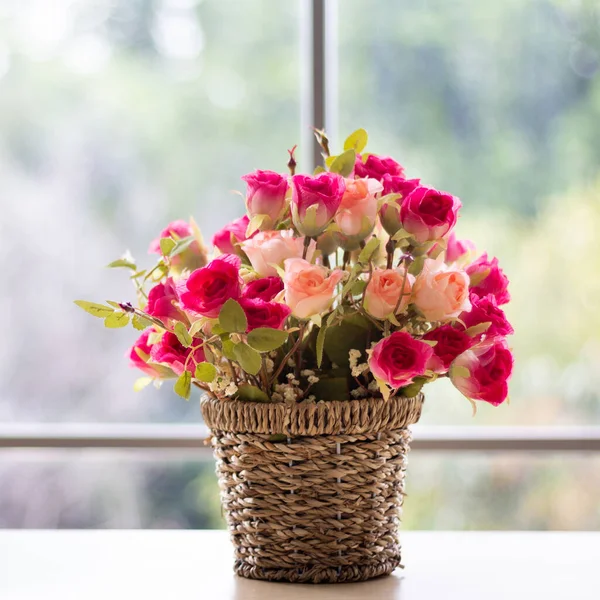 Fiori Sono Vaso Legno Posizionato Vicino Alla Finestra Vetro Sul — Foto Stock