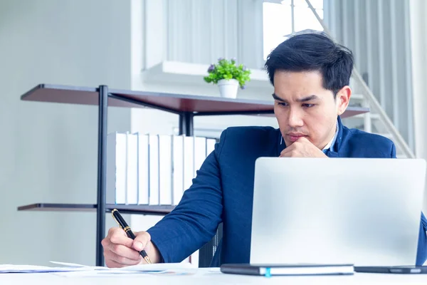 Ung Affärsman Som Sitter Ett Modernt Kontor Han Har Känsla — Stockfoto