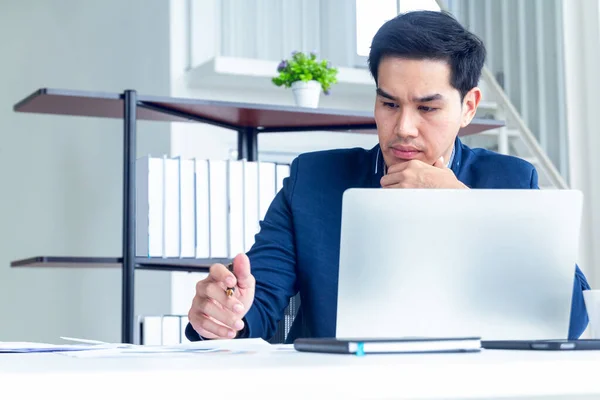 Ung Affärsman Som Sitter Ett Modernt Kontor Han Har Känsla — Stockfoto