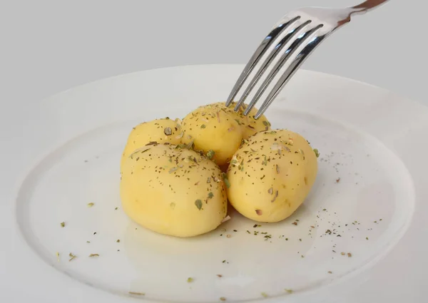 Batatas Descascadas Fervidas Uma Chapa Branca Com Garfo Batatas Com — Fotografia de Stock