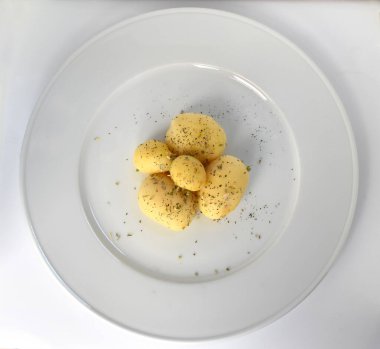 Beyaz üzerinde haşlanmış patates. 