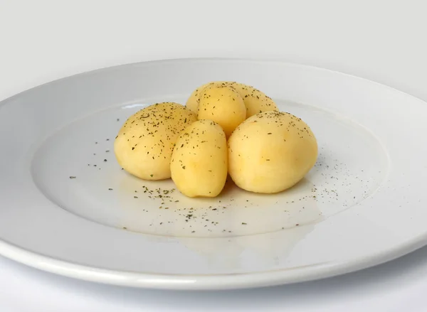 Beyaz Üzerinde Haşlanmış Patates — Stok fotoğraf