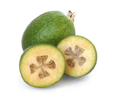 Feijoa bütünlüğü, ortadan ikiye bölünmüş ve beyaz arka planda izole edilmiş.
