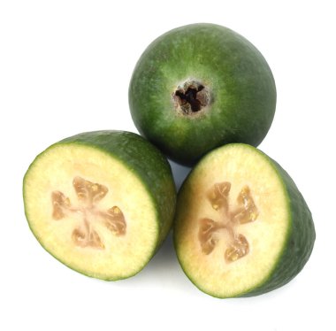 Feijoa bütünlüğü, ortadan ikiye bölünmüş ve beyaz arka planda izole edilmiş.