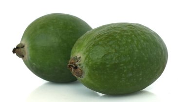 Fayjoa meyveleri beyaz arka planda. Tropik Yeşil Meyve