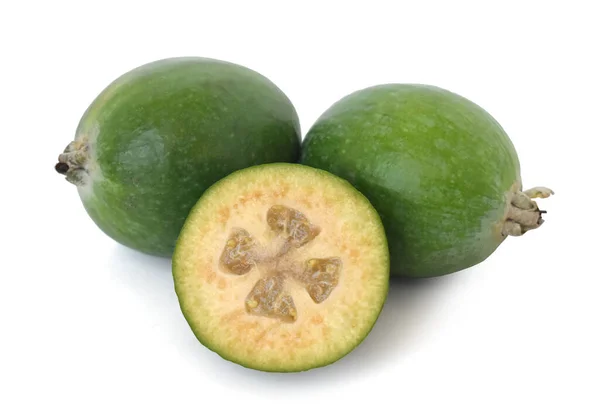 白い背景にフェジョアの果実 熱帯緑の果実 — ストック写真
