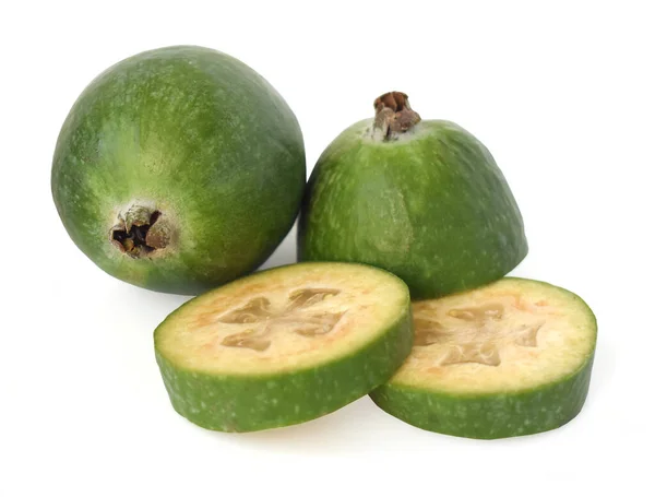 Feijoa Egészben Félbevágva Felszeletelve Fehér Alapon Elkülönítve — Stock Fotó