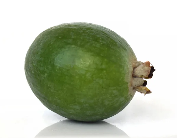 フェジョアの果実は単離された 白い背景の緑のFeijoasクローズアップ — ストック写真