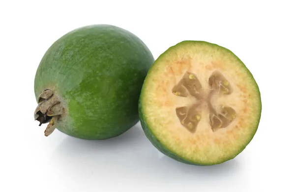 Feijoa Egészben Félbevágva Felszeletelve Fehér Alapon Elkülönítve — Stock Fotó