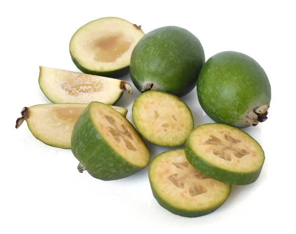 Feijoa Zijn Geheel Tweeën Gesneden Stukken Gesneden Witte Ondergrond — Stockfoto