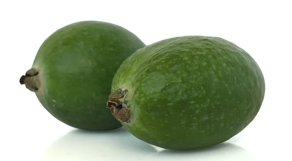 白い背景にフェジョアの果実 熱帯緑の果実 — ストック写真