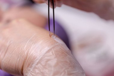 Kirpik uzatma. Kirpik uzantısının ustası.