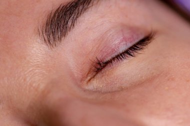 Gözünü kapat, kapat. Kirpik uzantısının ustası.