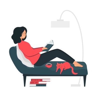 Genç bir kadın kanepede uzanıp kitap okuyor. Oda içi..