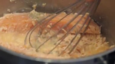 Tavada somon pişiriyorum.