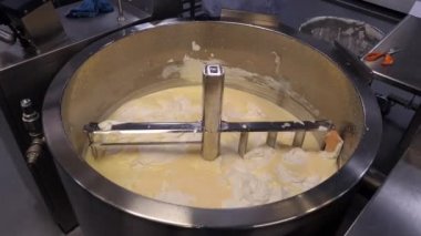 Büyük bir otelin otelinde puding yapmak.