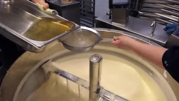 Pudding Machen Einem Großen Automatischen Topf Restaurant Hotel — Stockvideo