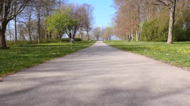 Miğferli Scooter kullanan adam.