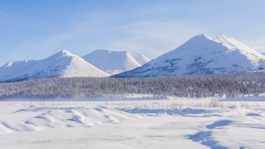 Kışın dağ manzarası