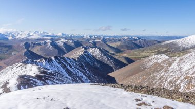 Kışın dağ manzarası