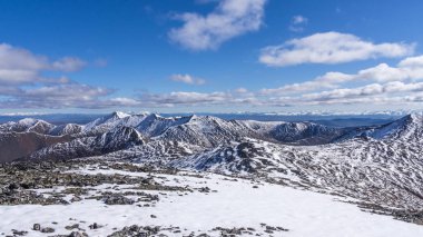 Kışın dağ manzarası