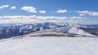 Kışın dağ manzarası