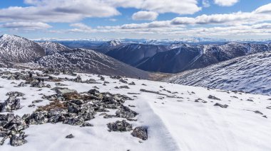 Kışın dağ manzarası