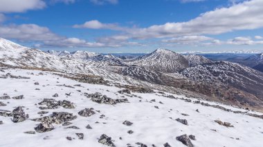 Kışın dağ manzarası