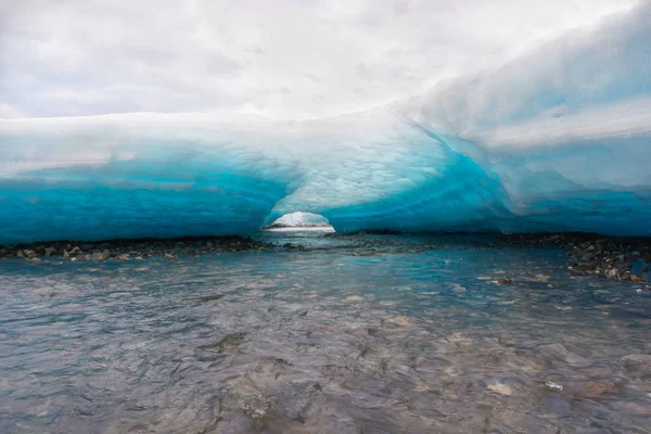 クリークの氷の融解 — ストック写真