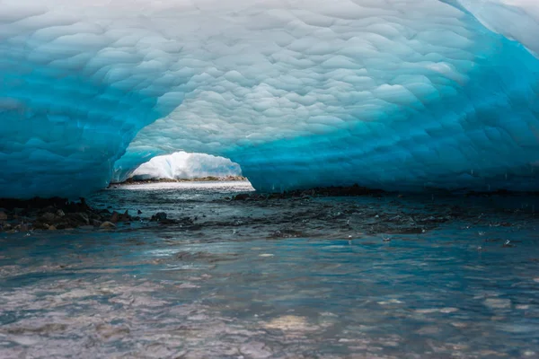 개울에 얼음이 녹는 — 스톡 사진