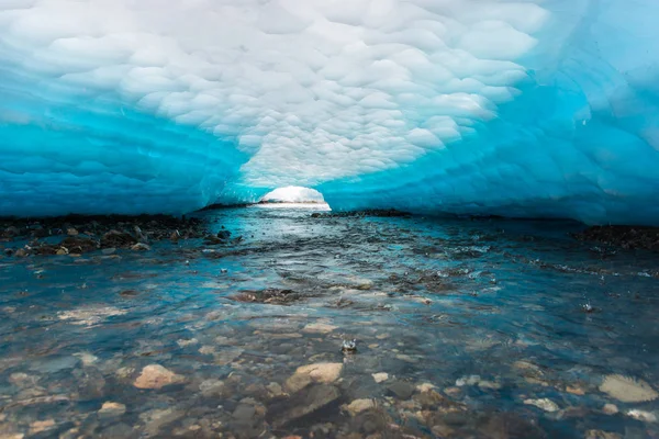 Derretimiento de hielo en el arroyo — Foto de Stock