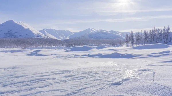 Kışın dağ manzarası