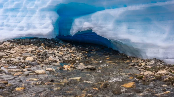 Таяние льда на ручье — стоковое фото