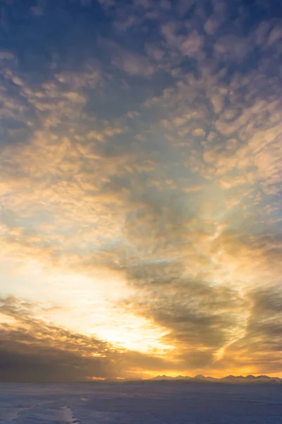 Sabah gökyüzü kış deniz üzerinde