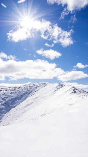 Kışın dağ manzarası