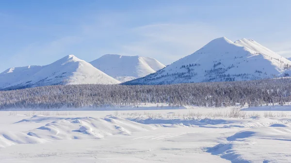 Fjelllandskap om vinteren stockbilde