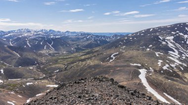 Yazın dağ manzarası