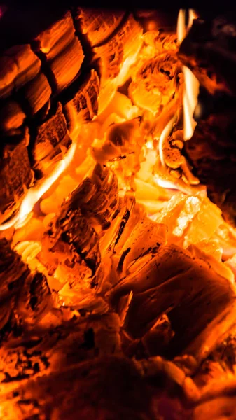 La quema de madera en el horno — Foto de Stock