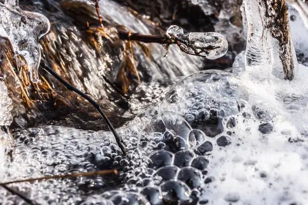 Κατεψυγμένα creek κινηματογράφηση σε πρώτο πλάνο — Φωτογραφία Αρχείου