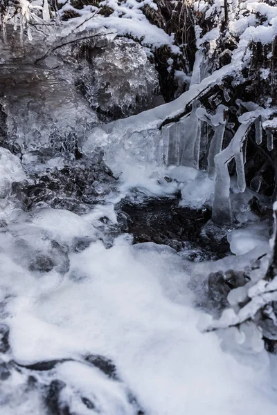 Vértes fagyasztott creek — Stock Fotó