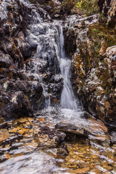 Şelale üzerinde akış — Stok fotoğraf