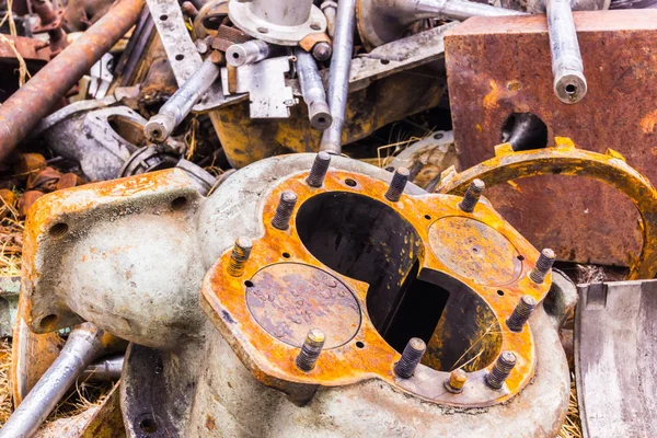 A pile of rusty iron garbage