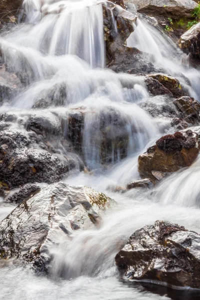 Cascade sur le ruisseau — Photo