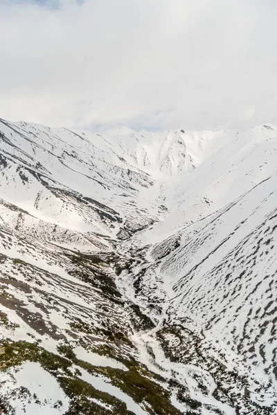 Гірський пейзаж взимку — стокове фото