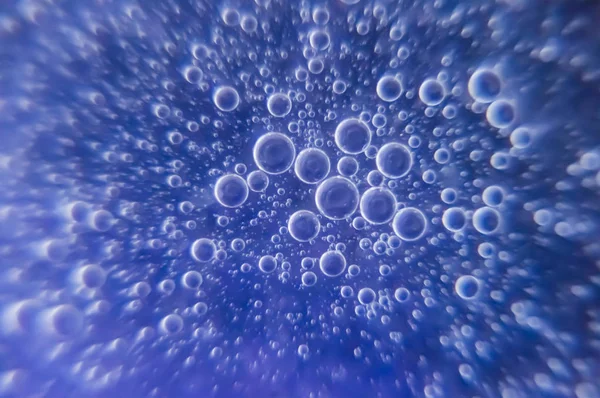 Suda yağ damlacıkları