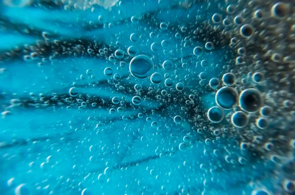 The oil droplets in the water — Stock Photo, Image