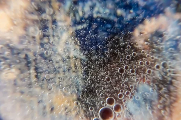 Suda yağ damlacıkları