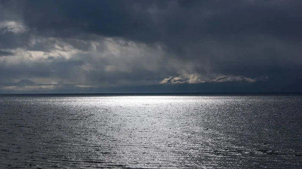 雨の中で水上の太陽光線 ロイヤリティフリーのストック写真